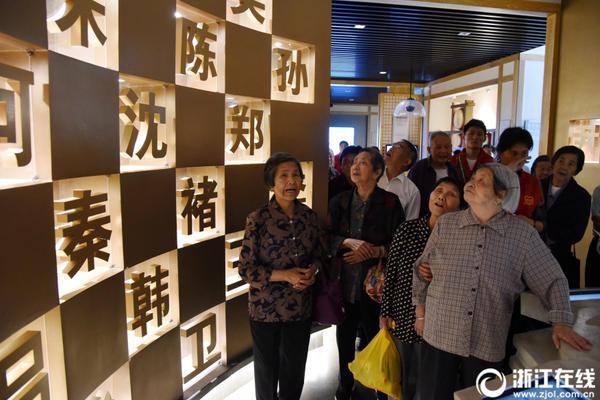 上戲女學(xué)生被外國(guó)老師遺棄攜子鬧場(chǎng) 官方回應(yīng)：即興表演