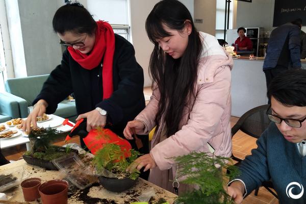 上戲女學(xué)生被外國(guó)老師遺棄攜子鬧場(chǎng) 官方回應(yīng)：即興表演